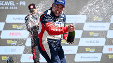 O domingo (3) de terceira etapa da temporada 2026 da Copa Truck Be8 BeVant teve nome e sobrenome em Cascavel: Leandro Totti. A bordo do Iveco S-Way # 73, o paranaense viveu um dia perfeito e confirmou a grande performance exibida durante os treinos livres, mas que foi ofuscada por uma classificação com pista molhada.