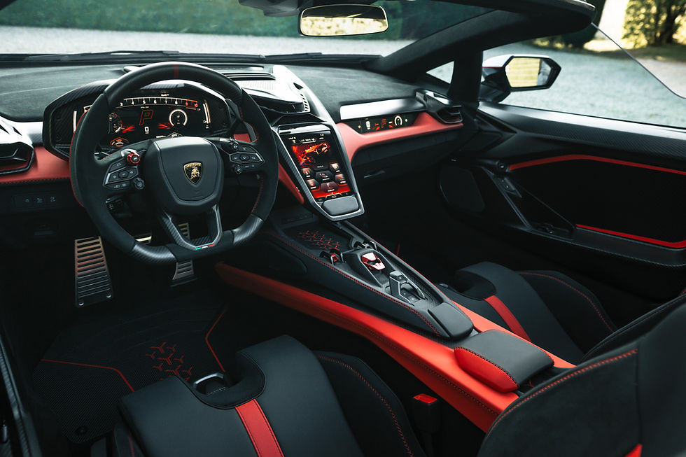 A Automobili Lamborghini apresenta seu mais recente modelo Few Off, o Fenomeno Roadster. Apenas 15 unidades serão produzidas, cada uma equipada com um motor híbrido V12 capaz de entregar 1080 cv. Isso o torna o modelo conversível mais potente já produzido pela Lamborghini. Revelado durante a segunda edição da Lamborghini Arena, o Fenomeno Roadster é o mais recente de uma espetacular linha de modelos conversíveis Few-Off, que começou com o Reventon Roadster em 2009