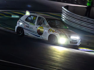A estreia de João Guimarães em corridas noturnas reuniu extremos em Interlagos. Depois de liderar a Divisão Super nos treinos e conquistar a pole position, o paraibano foi retirado da Corrida 1 por um acidente coletivo ainda na volta inicial. Poucas horas depois, retornou com um carro reserva, escalou o pelotão e garantiu o excelente segundo lugar da categoria.