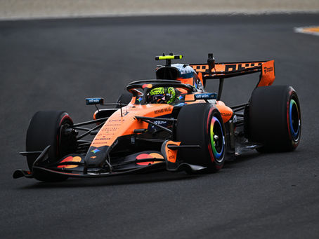 Com a McLaren aprimorada, Lando Norris conquistou a pole position do GP da Hungria ao marcar 1min17s207 na última passagem pelo Q3. O piloto superou Lewis Hamilton e Charles Leclerc antes que as bandeiras amarelas causadas pela rodada de Max Verstappen e pela parada de George Russell eliminassem novas tentativas rápidas.