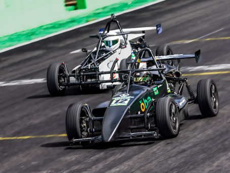 A segunda etapa da Fórmula 1600, disputada no Autódromo de Interlagos entre os dias 21 e 22 de fevereiro, testou a maturidade de Léo Tafner. O piloto de 15 anos, recém-completados no domingo da prova, enfrentou um fim de semana de contrastes técnicos. Após demonstrar um ritmo fortíssimo nos treinos livres, figurando constantemente entre os mais velozes da Divisão Light, Tafner precisou lidar com problemas mecânicos que surgiram durante a classificação e persistiram na primeira corrida. O abandono na prova de abertura da rodada não desanimou o jovem talento, que utilizou a segunda corrida para protagonizar uma escalada notável, recuperando doze posições no geral para somar pontos fundamentais na manutenção de sua competitividade na tabela.