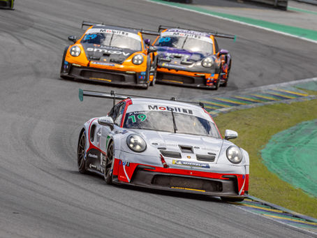 A abertura da temporada 2026 da Porsche Carrera Cup, em Interlagos, não foi apenas o palco de uma estreia para Pipo Massa, mas o cenário de uma afirmação técnica precoce. Aos 16 anos, o piloto encerrou o fim de semana com um desempenho irretocável na divisão Rookie, unindo a velocidade pura da pole position à maturidade necessária para vencer em condições distintas: o domínio de ponta a ponta no sábado e a resiliência de uma prova de recuperação no domingo. O resultado coloca o estreante como o vencedor mais jovem da história da competição, consolidando um início de trajetória no automobilismo de forma contundente.