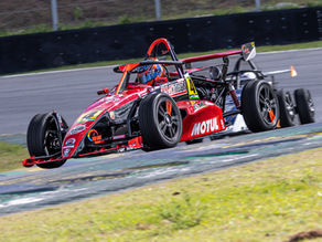 A temporada 2026 da Fórmula 1600 entra em sua reta decisiva neste fim de semana, quando o Autódromo de Interlagos recebe a 8ª etapa do Campeonato Paulista. Vice-líder da Divisão Super e também ocupando a segunda colocação na classificação geral, Marcel Fachini chega à principal pista do automobilismo brasileiro com um objetivo claro: somar pontos importantes para diminuir a diferença em relação à liderança e manter viva a disputa pelo título.