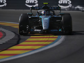 Os números do fim de semana colocam Andrea Kimi Antonelli entre os principais candidatos à vitória no GP da Espanha. O líder do campeonato larga em segundo no Madring, após comandar dois dos três treinos livres e ficar somente 0s011 atrás da pole de Lando Norris. A velocidade está comprovada. A incógnita é saber se ela será suficiente quando a disputa deixar as voltas rápidas e passar a exigir regularidade durante toda a corrida.