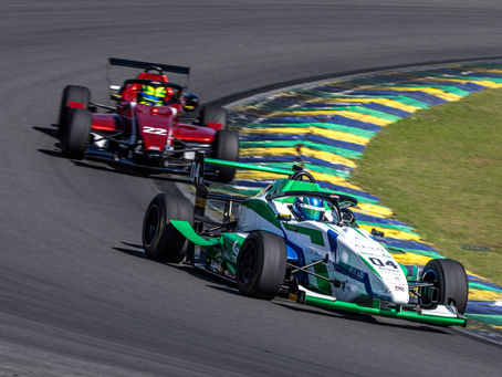 A passagem da Fórmula Delta por Interlagos para a 3ª etapa da temporada 2026 foi marcada por desafios para Henrique Krüger. Mesmo enfrentando problemas mecânicos ao longo de praticamente todo o fim de semana e um acidente na segunda corrida, o piloto capixaba conseguiu completar as duas provas e pontuar duas vezes entre os competidores da categoria PRO.