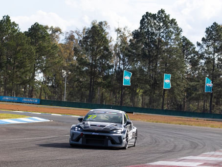 Raphael Reis e a equipe W2 Pro GP foram cerebrais na etapa de Concordia do TCR South America, para o Cupra #77 sair do traçado inédito como maior pontuador do fim de semana.Sem velocidade para lutar pela pole no sábado, o brasiliense fez o suficiente no quali para garantir a décima posição e o direito de comandar o pelotão no grid da corrida 2.
