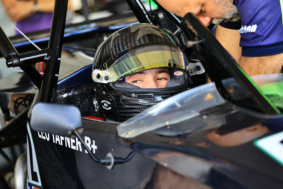 Após um fim de semana de forte desempenho em Brasília, Léo Tafner volta a Interlagos para a disputa da 4ª Etapa da Fórmula 1600, marcada para os dias 18 e 19 de abril. O piloto do carro nº 12 da San Race chega ao tradicional circuito paulista ocupando a vice-liderança do Campeonato Paulista na Divisão Light, com 76 pontos*, além de sustentar a liderança da Copa Brasil na divisão.