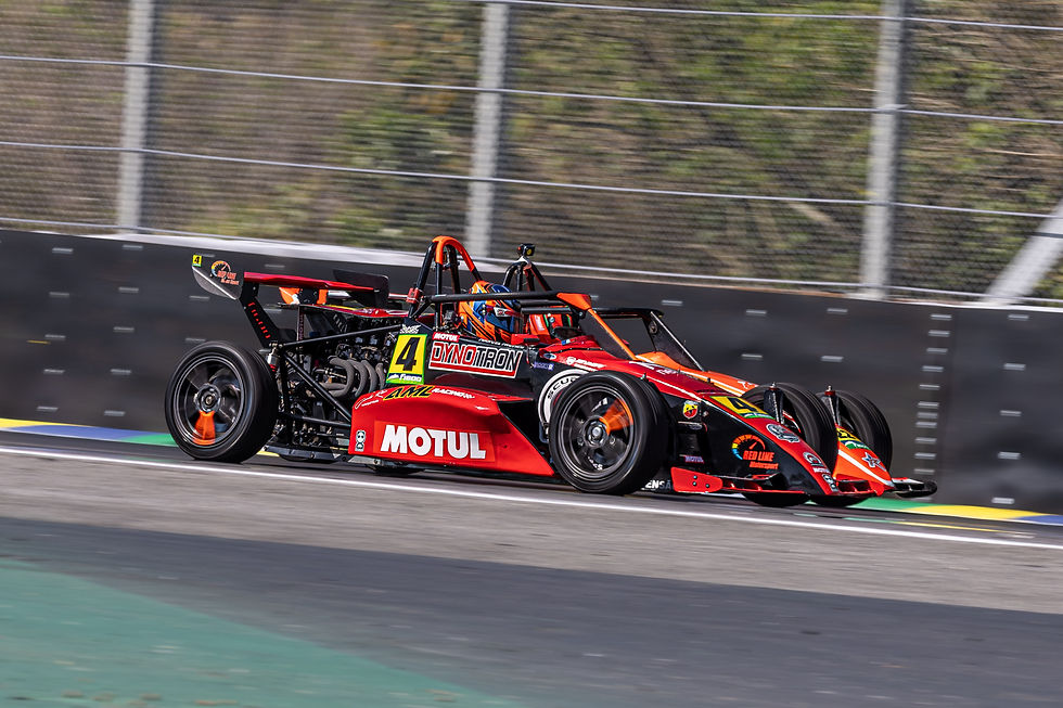Entre ultrapassagens, relargadas e lideranças decididas somente nos metros finais, Marcel Fachini viveu um fim de semana de forte protagonismo na 8ª etapa do Campeonato Paulista de Fórmula 1600. O piloto da Scuderia Fachini conquistou a pole position, venceu a Corrida 1 e ficou a apenas 0s079 de repetir o resultado no domingo, encerrando a passagem por Interlagos com dois pódios na Divisão Super.