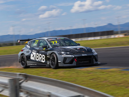 A história de Raphael Reis no conceito TCR pode ganhar um novo capítulo no Velocitta. Autor da primeira pole position do TCR South America e presente em todas as corridas já disputadas pelo campeonato, o brasiliense lidera o TCR Brasil com 228 pontos e tenta conquistar seu primeiro título nacional na categoria.