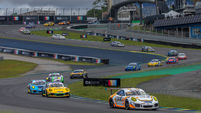 A Porsche Cup C6 Bank chega à segunda etapa de 2026, no Velocitta, com 78 inscritos, igualando a maior marca já registrada pela categoria — 1ª Etapa em Interlagos —, mas estabelecendo o recorde específico do circuito de Mogi Guaçu. O evento também marca a implementação do lastro de performance, sistema que adiciona peso aos carros conforme a posição no campeonato, em um cenário que já contou com cinco vencedores diferentes nas corridas iniciais.