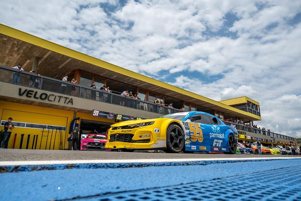 A NASCAR Brasil Series retorna ao Autódromo Velocitta, em Mogi Guaçu (SP), para a disputa da quarta etapa da temporada 2026, programada entre os dias 26 e 28 de junho. A passagem marca a décima vez que a categoria compete no circuito desde sua estreia em 2023, consolidando o traçado paulista como presença recorrente no calendário do campeonato.