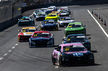 O aniversário de 42 anos de Thiago Camilo ganhou uma comemoração especial neste domingo (20), no Circuito dos Cristais, em Curvelo (MG). O piloto do Ford #21 da Full Time Sports venceu a Corrida 1 da sétima etapa da NASCAR Brasil 2026, disputada no traçado oval, e celebrou a vitória no pódio.