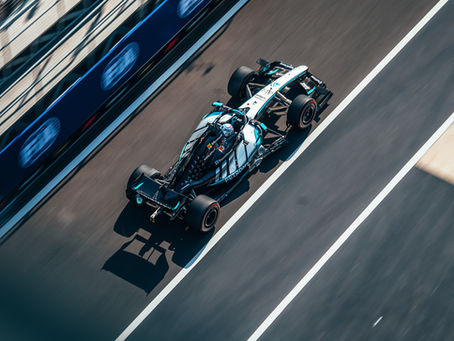 A Mercedes fechou o sábado com os dois resultados mais relevantes do dia. George Russell venceu a corrida Sprint, enquanto Kimi Antonelli garantiu a pole position na classificação, tornando-se o piloto mais jovem a largar na primeira posição de um Grande Prêmio.