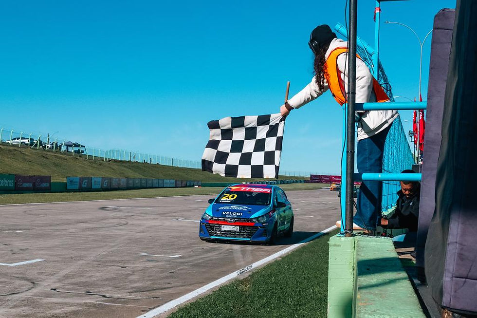 Bruno Massa e Israel Favarin transformaram uma largada da 25ª posição em vitória na abertura da Copa Endurance da Turismo Nacional, neste domingo (9), em Santa Cruz do Sul. No Hyundai HB20 #20 da GRacing, a dupla completou 58 voltas e cruzou a linha apenas 1s211 à frente de Vasco Pedro e Alexandre Bastos, depois de uma decisão concentrada nos seis minutos finais.