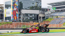 A 4ª etapa da Fórmula 1600, marcada para os dias 18 e 19 de abril em Interlagos, representa mais do que a sequência da temporada para Marcel Fachini. O fim de semana marca o início de uma nova fase na carreira do piloto, que passa a competir com estrutura própria, defendendo a recém-criada Fachini Racing.