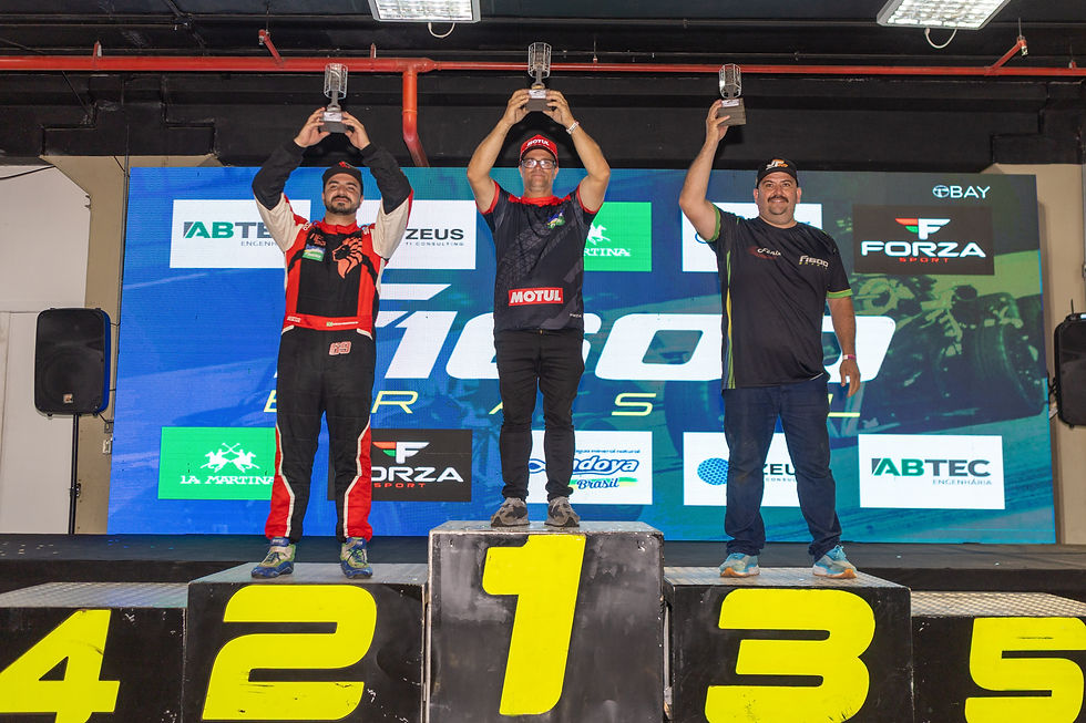 Juka recebe o Troféu pelo Campeonato de Equipes da Fórmula 1600 de 2025 (Carlos Rossi/CARR Press)