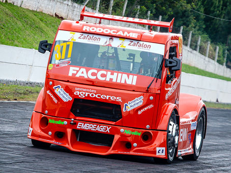 O paranaense Duda Conci conquistou na tarde deste sábado a pole position da categoria F-Truck (motores com bomba injetora) para a 8ª e penúltima etapa da temporada da Fórmula Truck, a ser disputada neste domingo (11), no Autódromo do Tarumã, em Viamão, na Grande Porto Alegre, no Rio Grande do Sul, com largada prevista para às 13h20. Depois de ter sido o mais rápido no treino classificatório, ele foi o melhor entre os oito do Top Qualifying com o tempo de 1m24s842