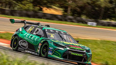 A quarta-feira no Circuito dos Cristais marcou o início de uma nova era técnica para a Stock Car com o retorno dos propulsores V8 aspirados. Nos três treinos extras realizados no traçado de 4.420 metros, o Time Lubrax TMG demonstrou consistência ao manter ao menos um de seus Chevrolet Tracker dentro do grupo dos dez melhores em cada sessão. O destaque individual ficou com Julio Campos, que registrou 1min21s618 com o carro # 4, assegurando o terceiro melhor tempo do dia. Felipe Massa, conduzindo o modelo # 19, encerrou a jornada na sexta posição com a marca de 1min21s763.