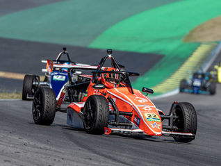 A 8ª Etapa do Campeonato Paulista de Fórmula 1600 terminou com uma resposta de líder de Lucas Monteiro. Depois de protagonizar a disputa pela vitória e garantir um pódio na Divisão Super na Corrida 1, o piloto da Max Torque Racing voltou à pista no domingo para vencer uma prova eletrizante, decidida por apenas 79 milésimos de segundo após uma ultrapassagem nos metros finais de Interlagos.