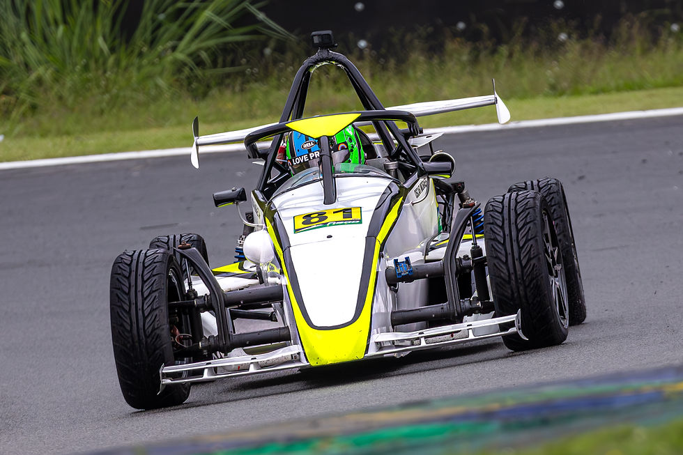 ucas Monteiro (#22), estreante na divisão, iniciou o ano somando 35 pontos, seguido por Oscar Moraes (#81), com 32, e Gabriel Souza (#55), que acumulou 22 pontos. Para estes pilotos, a meta em Interlagos é validar o desempenho da estreia e buscar um acerto que permita manter a frequência de resultados positivos ao longo das próximas baterias.