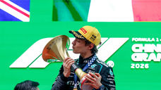  Kimi Antonelli conquistou sua primeira vitória na Fórmula 1 no Grande Prêmio da China após recuperar a liderança perdida na largada para Lewis Hamilton. O italiano largou na pole position, reassumiu a primeira posição durante a corrida e conduziu a Mercedes ao triunfo em Xangai, tornando-se aos 19 anos o segundo piloto mais jovem a vencer uma prova da categoria e garantindo uma dobradinha da equipe com George Russell em segundo.