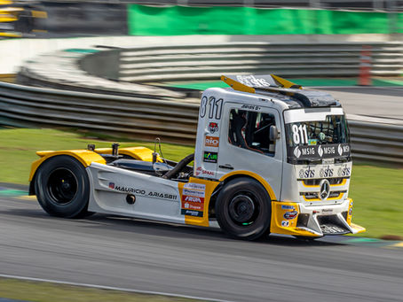 Mauricio Arias alcançou neste domingo (31) sua primeira vitória na Copa Truck Be8 BeVant. O piloto da Tiger Team Race venceu a Corrida 1 da classe Elite em Interlagos após uma prova marcada por mudanças nas primeiras posições depois de uma relargada, enquanto Ricardo Alvarez protagonizou uma recuperação do último lugar do grid para a segunda colocação.
