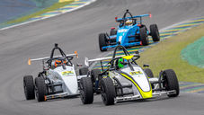 A Fórmula 1600 retorna a Interlagos para a quarta etapa do Campeonato Paulista em um momento de definição progressiva da temporada. Após três rodadas marcadas por alternância de resultados, intervenções decisivas e diferentes cenários técnicos, o campeonato chega a São Paulo com disputas abertas nas três divisões e um grupo consolidado de protagonistas.