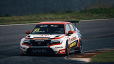 A sexta-feira de atividades da etapa de abertura da TCR Brasil Banco BRB, no Circuito dos Cristais, em Curvelo (MG), foi marcada por forte ritmo e equilíbrio entre os competidores. Ao longo dos treinos livres realizados nesta sexta-feira (6), nomes experientes da categoria e do cenário internacional mostraram força na pista mineira. Nestor Girolami, Nelson Piquet Jr e Tiago Pernia lideraram as sessões do dia.