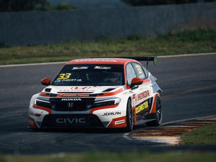 A sexta-feira de atividades da etapa de abertura da TCR Brasil Banco BRB, no Circuito dos Cristais, em Curvelo (MG), foi marcada por forte ritmo e equilíbrio entre os competidores. Ao longo dos treinos livres realizados nesta sexta-feira (6), nomes experientes da categoria e do cenário internacional mostraram força na pista mineira. Nestor Girolami, Nelson Piquet Jr e Tiago Pernia lideraram as sessões do dia.