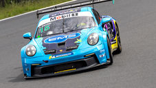 A primeira vitória na Porsche Cup Endurance é o objetivo de Leonardo Sanchez e Diego Nunes para os 300 quilômetros de Brasília, neste sábado. Após terem o resultado da abertura, no Algarve, em Portugal, comprometido por um incidente, os pilotos dividirão o carro #15 da EMS Racing na classe Carrera Rookie. A largada está marcada para as 13h.