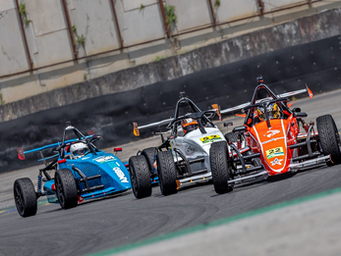 4ª Etapa da Fórmula 1600, disputada no Autódromo de Interlagos, reforçou o momento competitivo de Lucas Monteiro na temporada. Mesmo enfrentando adversidades desde a classificação, o piloto do carro nº 22 construiu um fim de semana de alto nível, convertendo desempenho em pista em vitória na Divisão Super e presença constante entre os protagonistas, em um trabalho conjunto decisivo com a equipe Max Torque Racing.