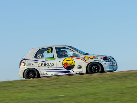 A resiliência técnica foi o diferencial de João Guimarães na segunda etapa da STR Sitdrive Touring Race. No Autódromo de Interlagos, o paraibano transformou um cenário de incertezas em uma exibição de eficiência. Após problemas nos parafusos de roda o manterem nos boxes durante quase toda a sexta-feira, Guimarães registrou apenas uma volta no fim do treino oficial.