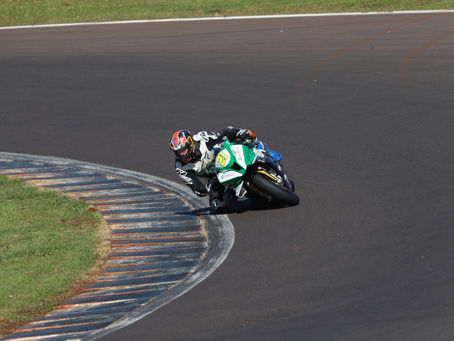 David Portuga venceu a GP Light neste domingo (2), no Autódromo Zilmar Beux, em Cascavel, pela quarta etapa do MOTO1000GP. Após sucessivas mudanças na primeira posição, o piloto da JD43 Liquimoly completou as 16 voltas em 17min24s349, registrou a melhor volta em 1min04s137 e recebeu a bandeirada à frente de Eduardo Marques e Marcelo Miarelli.