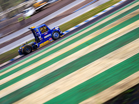 Encarando como o caminho para a reação no campeonato, o paranaense Márcio Rampon abriu a programação da Fórmula Truck em Cascavel sendo o mais rápido da categoria F-Truck (motores com bomba injetora). A prova será disputada domingo no Autódromo Zilmar Beux, na região Oeste do Paraná.