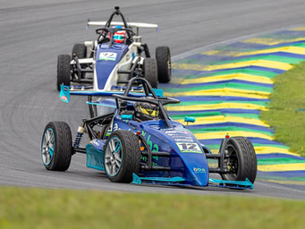 A reta final da temporada 2026 da Fórmula 1600 reserva um dos fins de semana mais importantes do calendário para Léo Tafner. Nos dias 19 e 20 de setembro, o piloto da Scuderia Fachini volta ao Autódromo Internacional Zilmar Beux, em Cascavel, para disputar uma rodada de peso duplo, válida pela 9ª Etapa do Campeonato Paulista e pela 3ª Etapa da Copa Brasil. Inicialmente prevista para Goiânia, a etapa foi transferida para o Paraná em razão das obras de reforma no Autódromo Internacional Ayrton Senna.