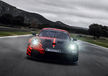 A Porsche Motorsport anunciou a ampliação de sua linha de carros de competição para equipes clientes com a apresentação do novo 911 GT4 R. Previsto para estrear nas pistas na temporada de 2027, o modelo será o primeiro carro desenvolvido para a categoria GT4 global baseado na plataforma do Porsche 911 e chega equipado com motor boxer de seis cilindros e 4,0 litros capaz de entregar até 382 kW (520 cv).