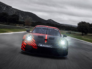 A Porsche Motorsport anunciou a ampliação de sua linha de carros de competição para equipes clientes com a apresentação do novo 911 GT4 R. Previsto para estrear nas pistas na temporada de 2027, o modelo será o primeiro carro desenvolvido para a categoria GT4 global baseado na plataforma do Porsche 911 e chega equipado com motor boxer de seis cilindros e 4,0 litros capaz de entregar até 382 kW (520 cv).