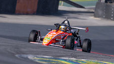 A temporada 2026 da Fórmula 1600 entra em mais uma fase importante neste fim de semana com a realização da 8ª Etapa do Campeonato Paulista, marcada para os dias 1º e 2 de agosto, no Autódromo de Interlagos. Líder da classificação geral e também da Divisão Super, Lucas Monteiro chega motivado pelo desempenho apresentado na etapa ante