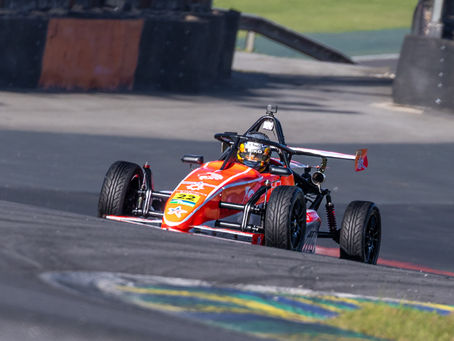 A temporada 2026 da Fórmula 1600 entra em mais uma fase importante neste fim de semana com a realização da 8ª Etapa do Campeonato Paulista, marcada para os dias 1º e 2 de agosto, no Autódromo de Interlagos. Líder da classificação geral e também da Divisão Super, Lucas Monteiro chega motivado pelo desempenho apresentado na etapa ante