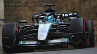 George Russell resistiu à pressão de Max Verstappen até a reta de chegada e venceu o GP do Azerbaijão por 0,196s neste sábado. Foi a terceira vitória do piloto da Mercedes na temporada e a oitava de sua carreira. Isack Hadjar terminou em terceiro em uma corrida de 51 voltas marcada por duas entradas do Safety Car e sete pilotos que não chegaram ao fim.