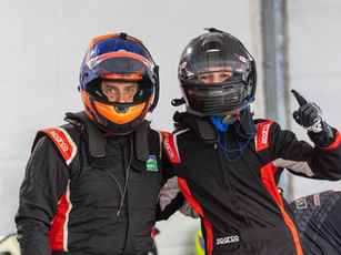 O cenário da terceira etapa do Campeonato Paulista de Fórmula 1600, entre os dias 21 e 22 de março, será o Autódromo Internacional Nelson Piquet, em Brasília. O evento ganha relevância extra ao marcar a abertura da Copa Brasil, colocando Léo Tafner diante de um desafio técnico monumental. Após uma reabertura histórica no final de 2025, o complexo brasiliense volta a receber o grid de fórmulas, oferecendo a Tafner a oportunidade de competir em um traçado de 5.384 metros — o mais extenso do Brasil. Vindo de uma performance de recuperação em Interlagos, onde escalou doze posições, o piloto do carro nº 12 foca na adaptação aos 15 metros de largura da pista candanga para sustentar sua competitividade na Divisão Light.