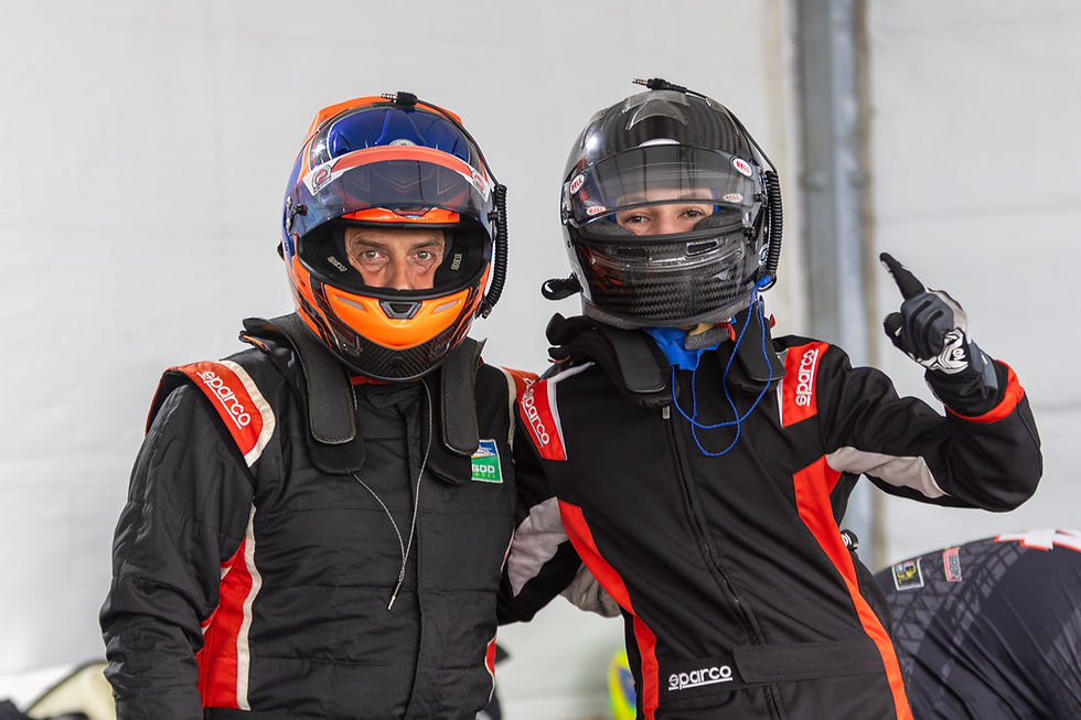 O cenário da terceira etapa do Campeonato Paulista de Fórmula 1600, entre os dias 21 e 22 de março, será o Autódromo Internacional Nelson Piquet, em Brasília. O evento ganha relevância extra ao marcar a abertura da Copa Brasil, colocando Léo Tafner diante de um desafio técnico monumental. Após uma reabertura histórica no final de 2025, o complexo brasiliense volta a receber o grid de fórmulas, oferecendo a Tafner a oportunidade de competir em um traçado de 5.384 metros — o mais extenso do Brasil. Vindo de uma performance de recuperação em Interlagos, onde escalou doze posições, o piloto do carro nº 12 foca na adaptação aos 15 metros de largura da pista candanga para sustentar sua competitividade na Divisão Light.