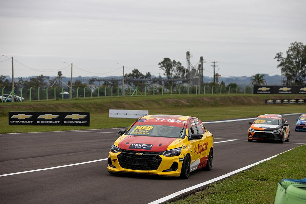 A volta de 1min34s805 colocou João Cardoso e João Cardoso Júnior como donos da primeira pole position da Copa Endurance da Turismo Nacional em 2026. Depois de três treinos com diferentes duplas no topo, o New Onix #109 da Auto Racing assumiu a referência definitiva do fim de semana justamente no Q2 e garantiu a primeira posição para a prova de duas horas mais uma volta em Santa Cruz do Sul.
