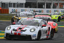 A primeira corrida da Porsche Cup Brasil C6 Bank em Le Mans foi decidida apenas nos instantes finais. Depois de 11 voltas em La Sarthe, Jeff Giassi recebeu a bandeirada com apenas 0.144s de vantagem sobre Marçal Muller, encerrando uma disputa que atravessou praticamente toda a prova. O resultado colocou o piloto do Porsche #97 na vice-liderança do campeonato, enquanto Pietro Fantin completou o pódio após partir da 13ª posição do grid.