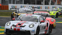 A primeira corrida da Porsche Cup Brasil C6 Bank em Le Mans foi decidida apenas nos instantes finais. Depois de 11 voltas em La Sarthe, Jeff Giassi recebeu a bandeirada com apenas 0.144s de vantagem sobre Marçal Muller, encerrando uma disputa que atravessou praticamente toda a prova. O resultado colocou o piloto do Porsche #97 na vice-liderança do campeonato, enquanto Pietro Fantin completou o pódio após partir da 13ª posição do grid.