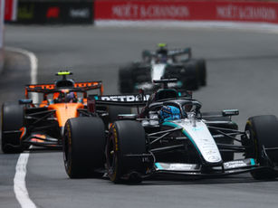 George Russell venceu o Sprint do Grande Prêmio do Canadá após resistir à pressão de Lando Norris nas voltas finais e administrar uma disputa intensa com Kimi Antonelli durante a prova de 23 voltas no Circuito Gilles Villeneuve. O piloto da Mercedes completou a corrida em 28:50.951, com Norris terminando 1,272s atrás e Antonelli fechando o top 3 a 1,843s do vencedor.