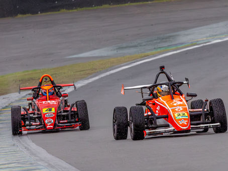 Interlagos voltou a entregar à Fórmula 1600 um daqueles fins de semana em que cada volta parecia capaz de mudar completamente o roteiro da corrida. Em condições totalmente diferentes entre sábado e domingo, a 5ª etapa da temporada 2026 reuniu disputas roda a roda, mudanças constantes de liderança, intervenções de safety car e brigas simultâneas nas divisões Super, Master e Light. No centro de praticamente tudo esteve o duelo entre Lucas Monteiro e Marcel Fachini, protagonistas absolutos das duas corridas do fim de semana.