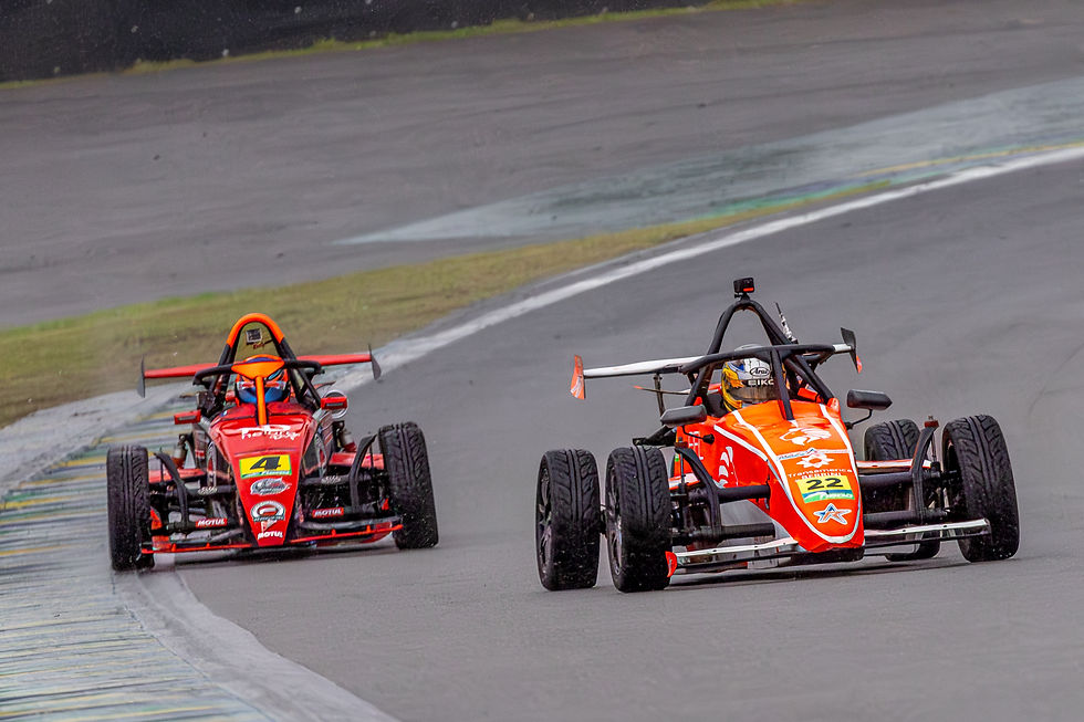 Interlagos voltou a entregar à Fórmula 1600 um daqueles fins de semana em que cada volta parecia capaz de mudar completamente o roteiro da corrida. Em condições totalmente diferentes entre sábado e domingo, a 5ª etapa da temporada 2026 reuniu disputas roda a roda, mudanças constantes de liderança, intervenções de safety car e brigas simultâneas nas divisões Super, Master e Light. No centro de praticamente tudo esteve o duelo entre Lucas Monteiro e Marcel Fachini, protagonistas absolutos das duas corridas do fim de semana.