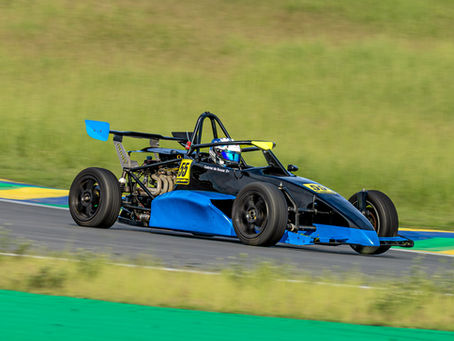 A Corrida 2 da 2ª Etapa da Fórmula 1600 teve roteiro intenso neste domingo, em Interlagos. Depois de um sábado de calor e pista seca, a chuva da manhã deixou o traçado com trechos ainda úmidos, alterando completamente o comportamento dos carros e exigindo leitura precisa do asfalto.
