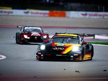 O Porsche 911 GT3 R #92 da The Bend Manthey venceu a LMGT3 das 6 Horas de Barcelona no domingo (18 de outubro), pela penúltima etapa do FIA WEC, por pouco menos de cinco segundos sobre o McLaren #10 da Garage 59. Yasser Shahin, Riccardo Pera e Richard Lietz conquistaram a primeira vitória da fabricante alemã em 2026 na classe e encerraram o maior jejum da Porsche na categoria, que durava desde as 24 Horas de Le Mans de 2025.